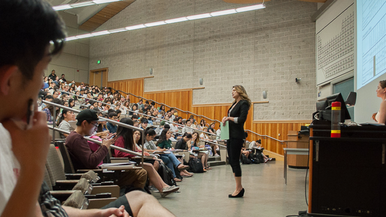 Dr. Jacqueline Bergman teaching Nutrition 10.  (photo by Farah Farjood, California Aggie)